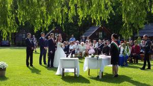 szabadtéri ceremónia esküvő
